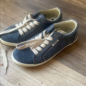 Täōs Blue Sneakers with Cream Laces NWOT